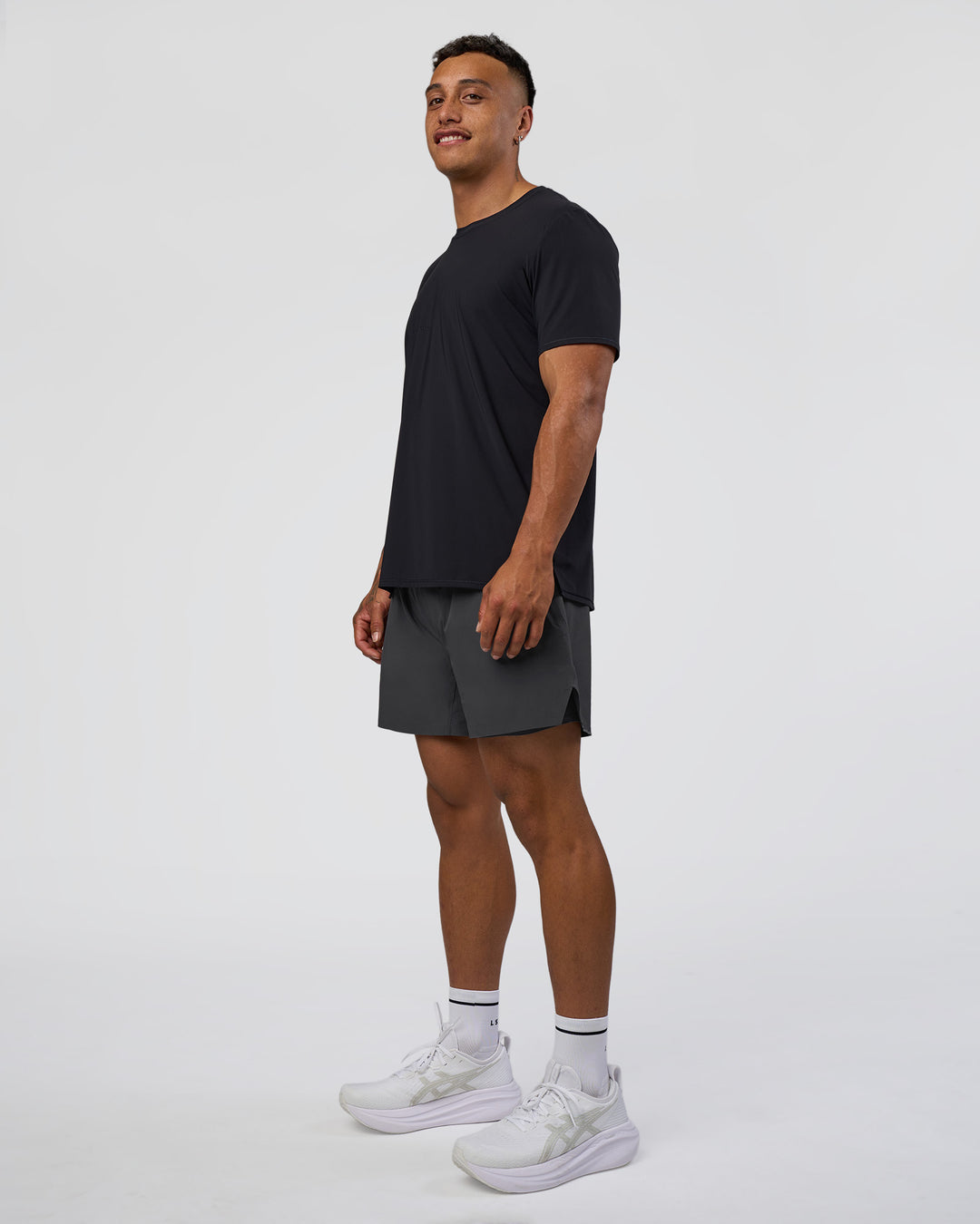 Man wearing Hybrid Lined 5" Short - Dark Storm | Model:Daarian | Size:M