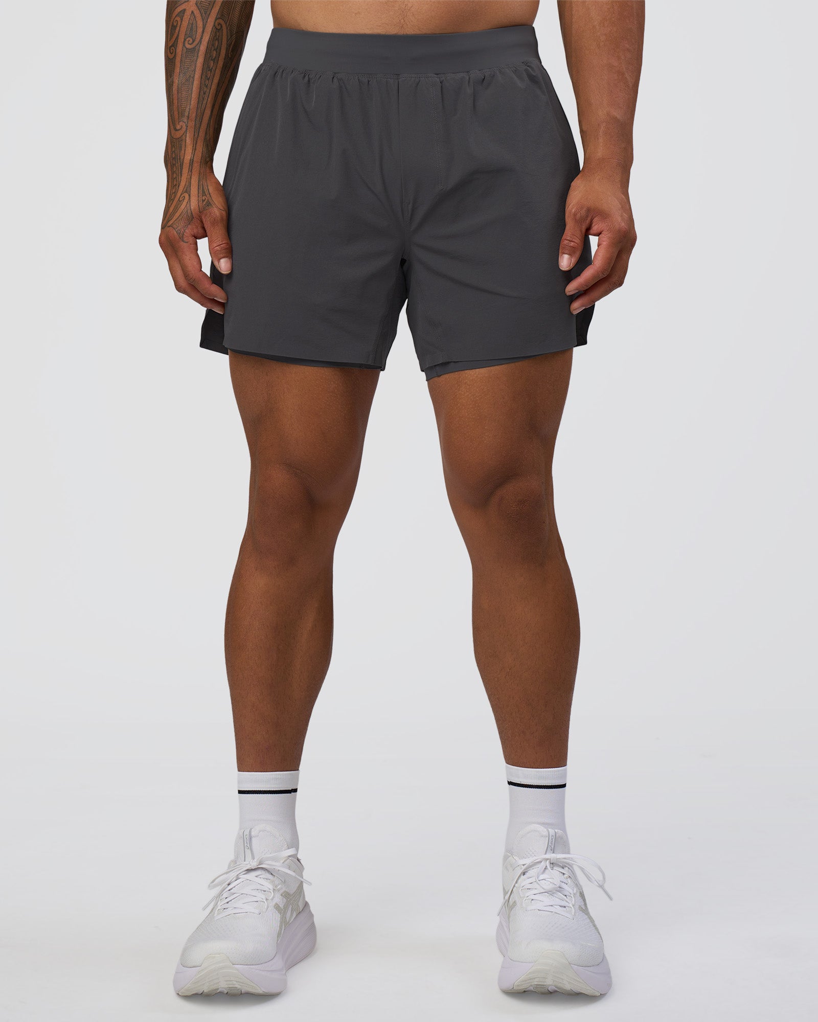 Man wearing Hybrid Lined 5" Short - Dark Storm | Model:Daarian | Size:M