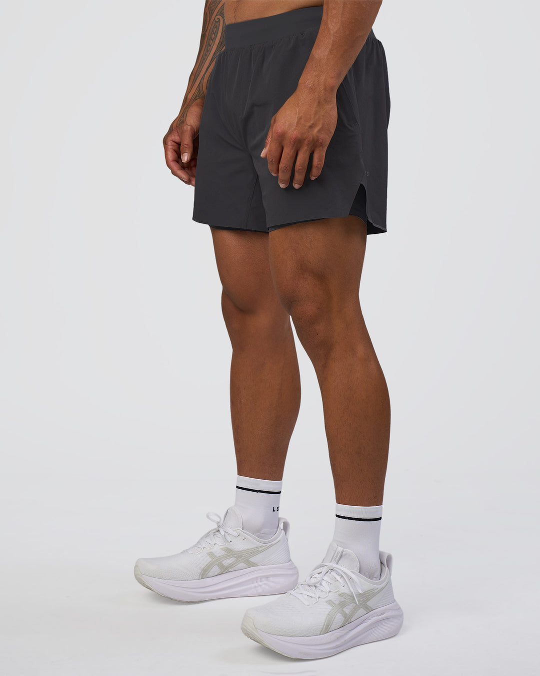 Man wearing Hybrid Lined 5" Short - Dark Storm | Model:Daarian | Size:M
