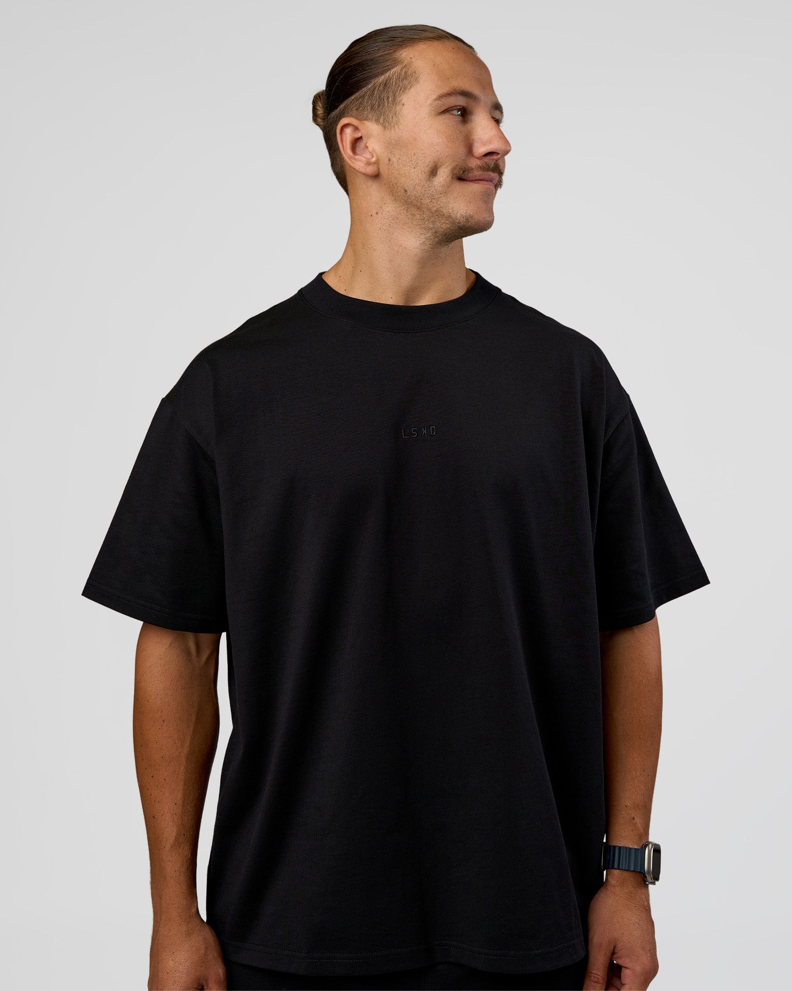 Man wearing MVP 2.0 Oversized Tee - Black | Model:Jaiden | Size:M