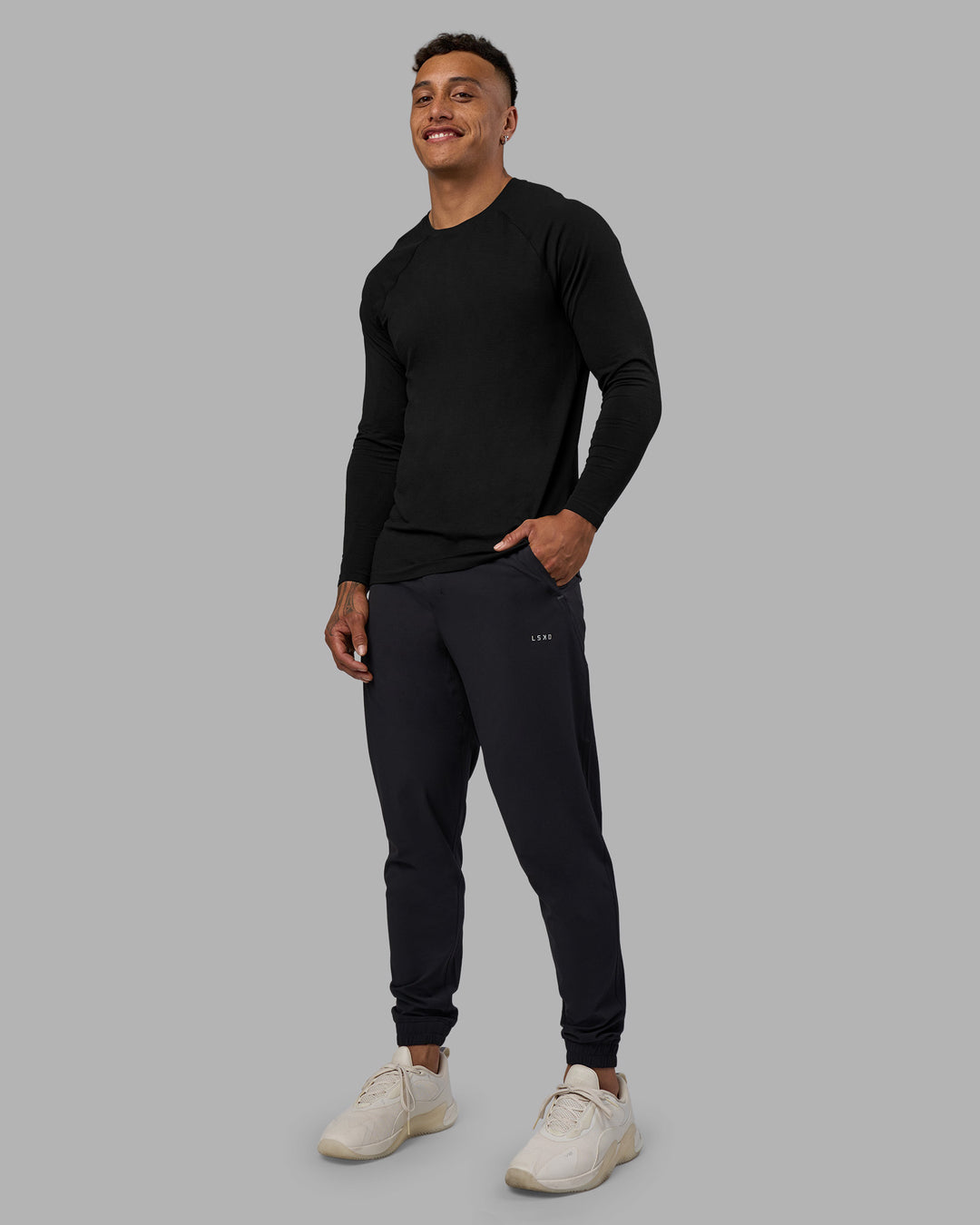 Man wearing AeroFLX+ Seamless Long Sleeve Tee - Black Marl | Model:Daarian | Size:M