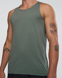 Man wearing AeroFLX+ Seamless Tank - Graphite/Graphite | Model:Konnor | Size:M