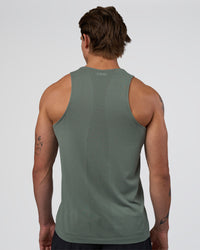 Man wearing AeroFLX+ Seamless Tank - Graphite/Graphite | Model:Konnor | Size:M