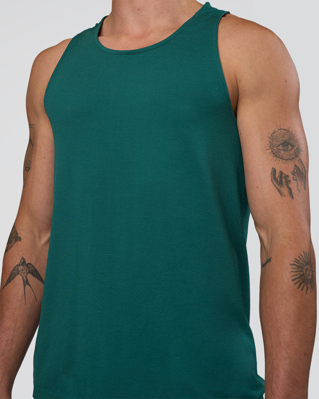 Man wearing AeroFLX+ Seamless Tank - Transformative Teal/Transformative Teal | Model:Konnor | Size:M