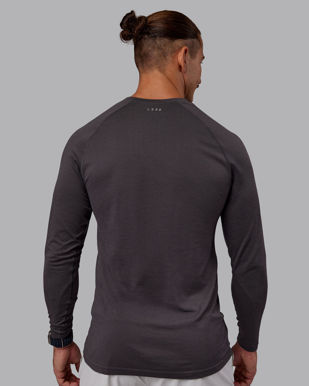 Man wearing AeroFLX+ Seamless Long Sleeve Tee - Dark Storm/Dark Storm | Model:Jaiden | Size:M