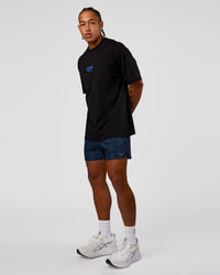 Man wearing Pace 5" Lined Running Short - Energy Print Palace Blue | Model:Malebo | Size:M