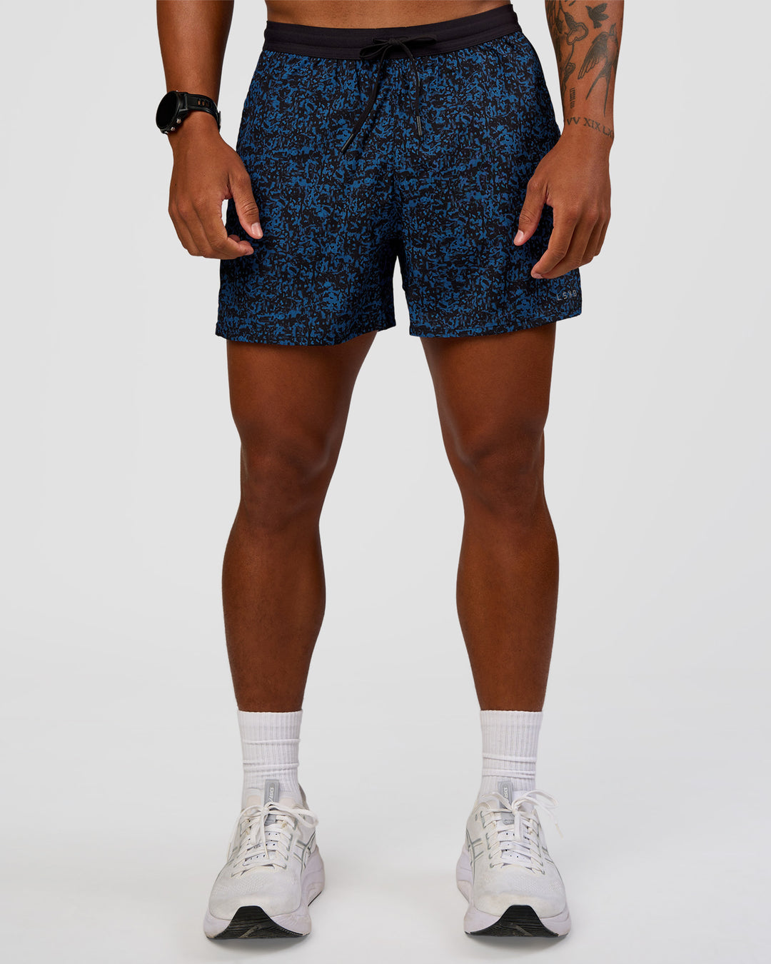 Man wearing Pace 5" Lined Running Short - Energy Print Palace Blue | Model:Malebo | Size:M