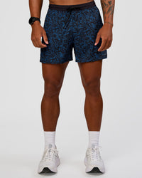 Man wearing Pace 5" Lined Running Short - Energy Print Palace Blue | Model:Malebo | Size:M