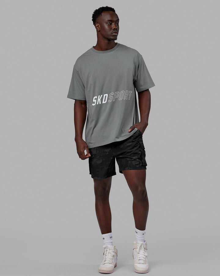 Man wearing Unisex Pace FLXCotton Tee Oversize - Graphite