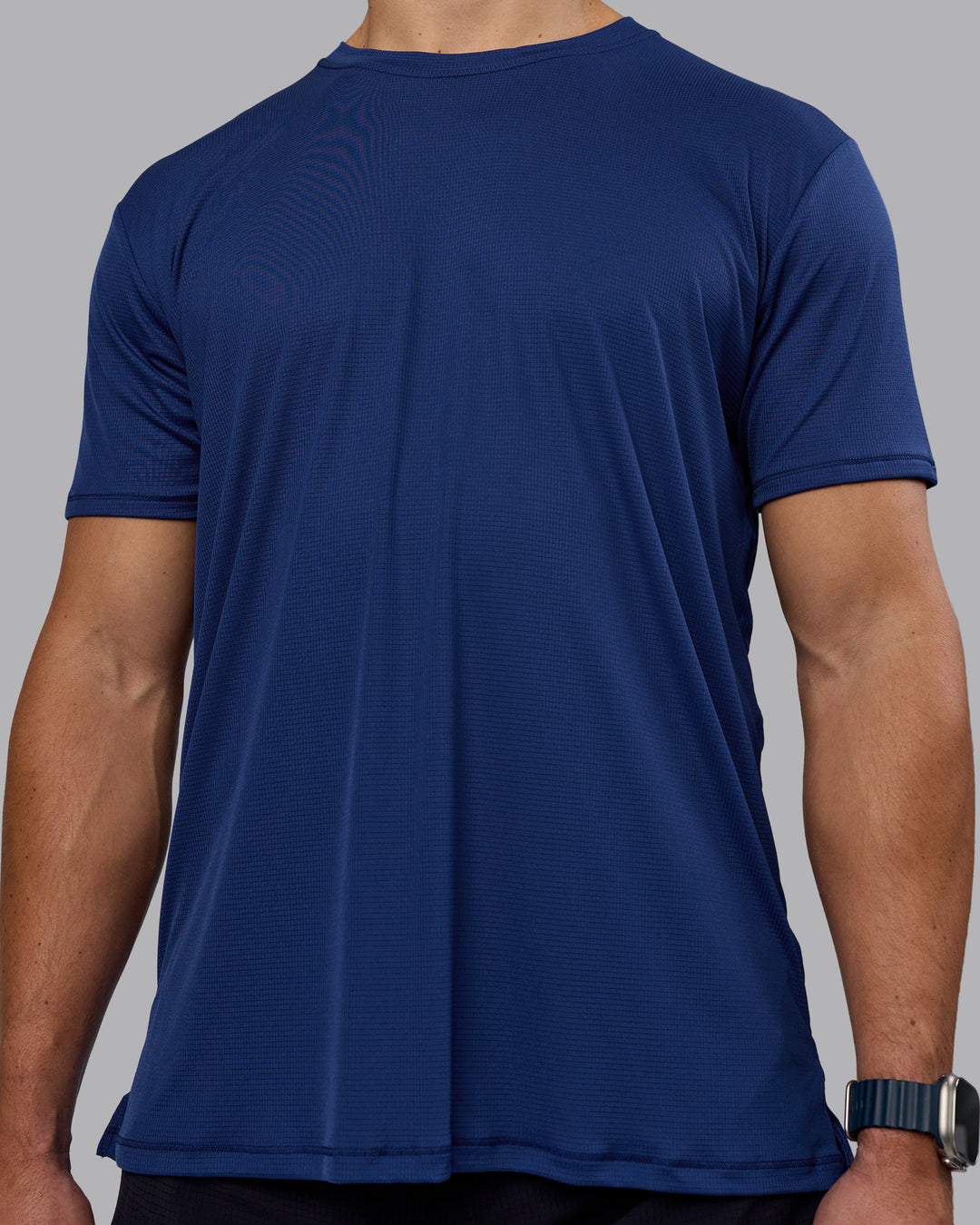 Man wearing Pace Running Tee - Midnight Blue | Model:Jaiden | Size:M