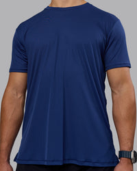Man wearing Pace Running Tee - Midnight Blue | Model:Jaiden | Size:M