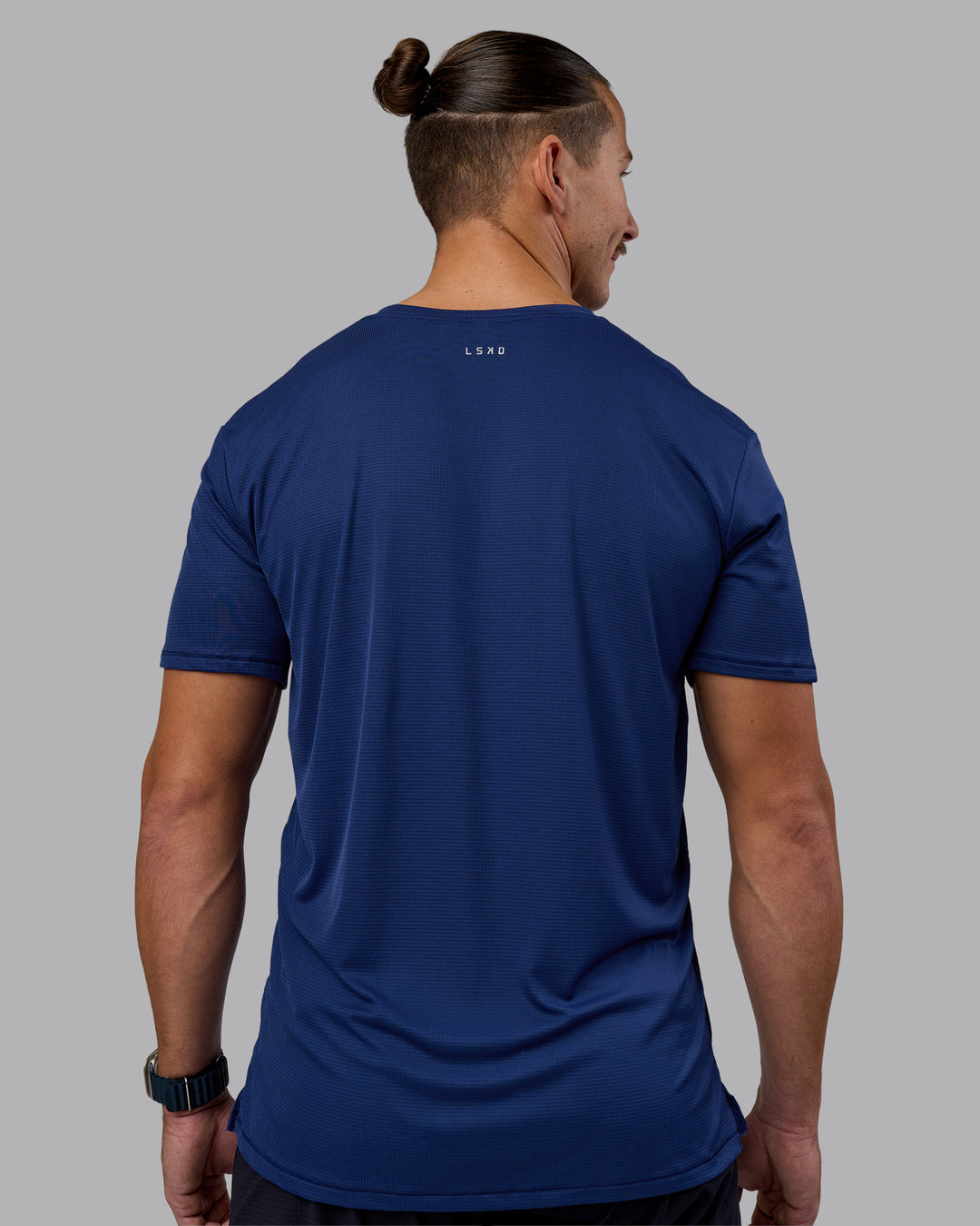 Man wearing Pace Running Tee - Midnight Blue | Model:Jaiden | Size:M