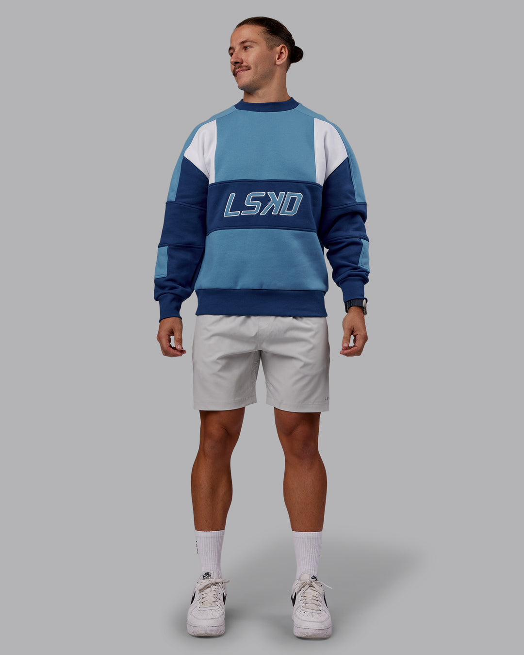 Man wearing Slam Sweater Oversize - Azure Blue-Blue Quartz | Model:Jaiden | Size:M