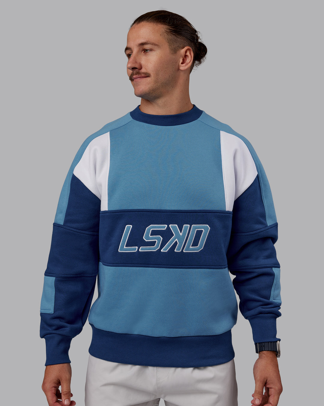 Man wearing Slam Sweater Oversize - Azure Blue-Blue Quartz | Model:Jaiden | Size:M