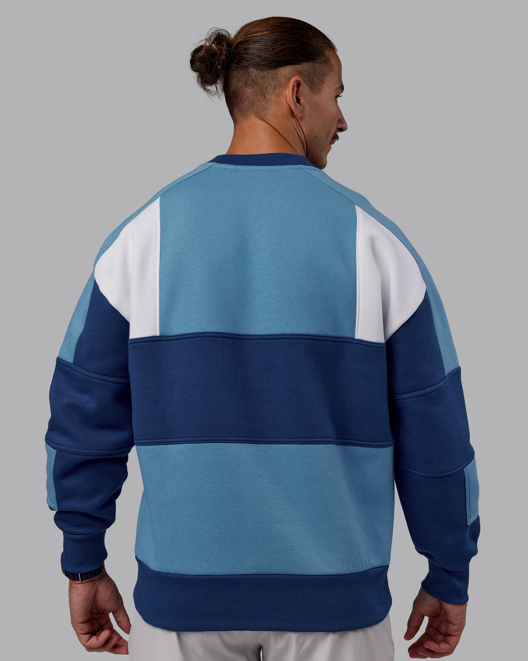 Man wearing Slam Sweater Oversize - Azure Blue-Blue Quartz | Model:Jaiden | Size:M