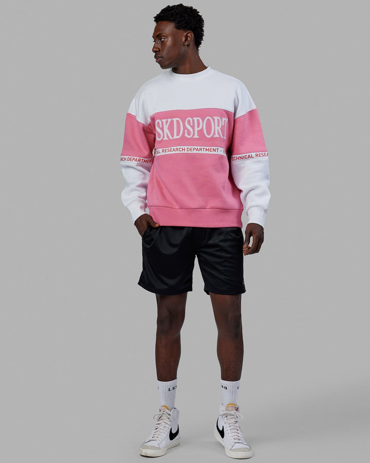 Man wearing Unisex Sportif Sweater Oversize - Pink Rose-White