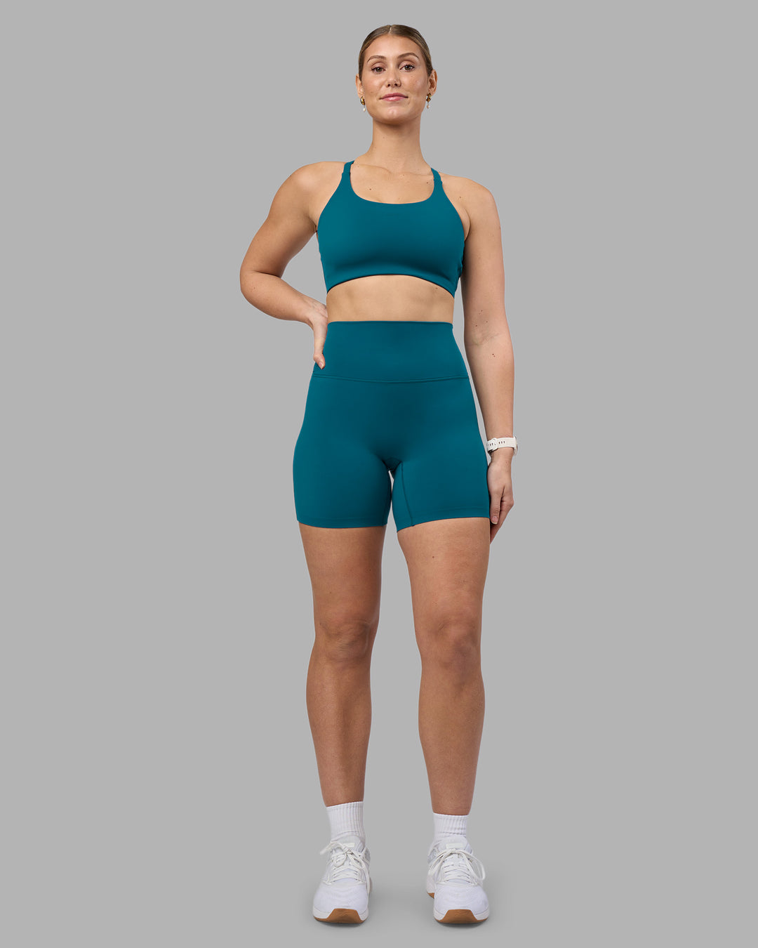 Woman wearing Twist Sports Bra D/DD/E - Blue Coral | Model:Amy | Size:M