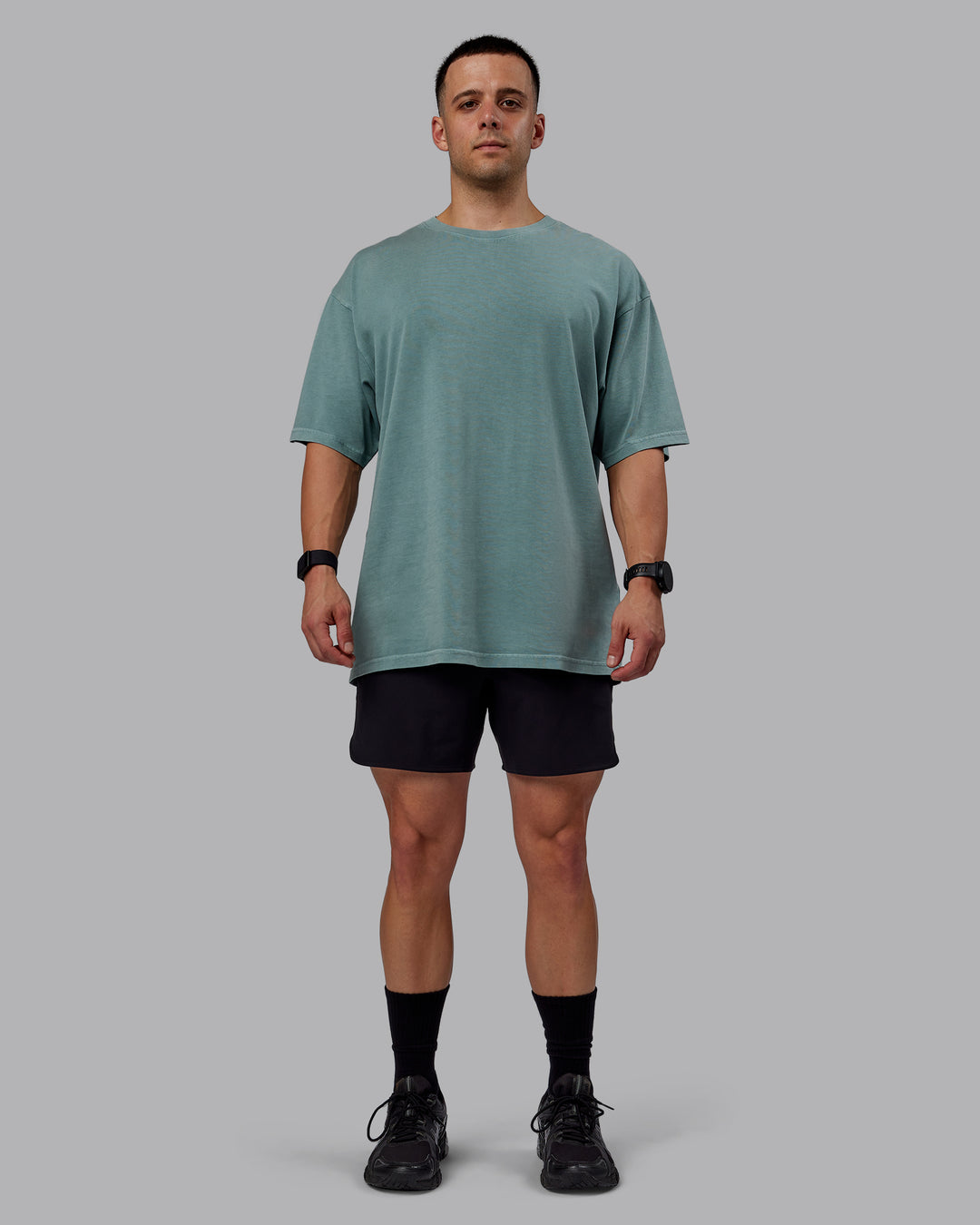 Man wearing Unisex Washed Lifting Club Heavyweight Tee Oversize - Storm-Black