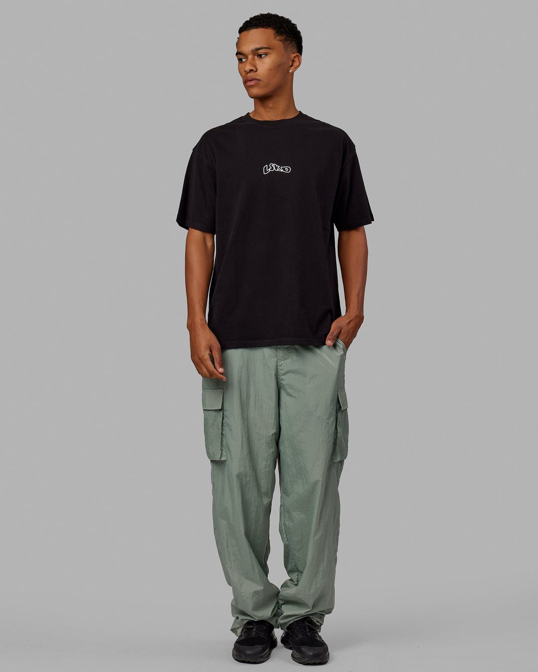 Man wearing Unisex Mad Happy Heavyweight Tee Oversize - Black
