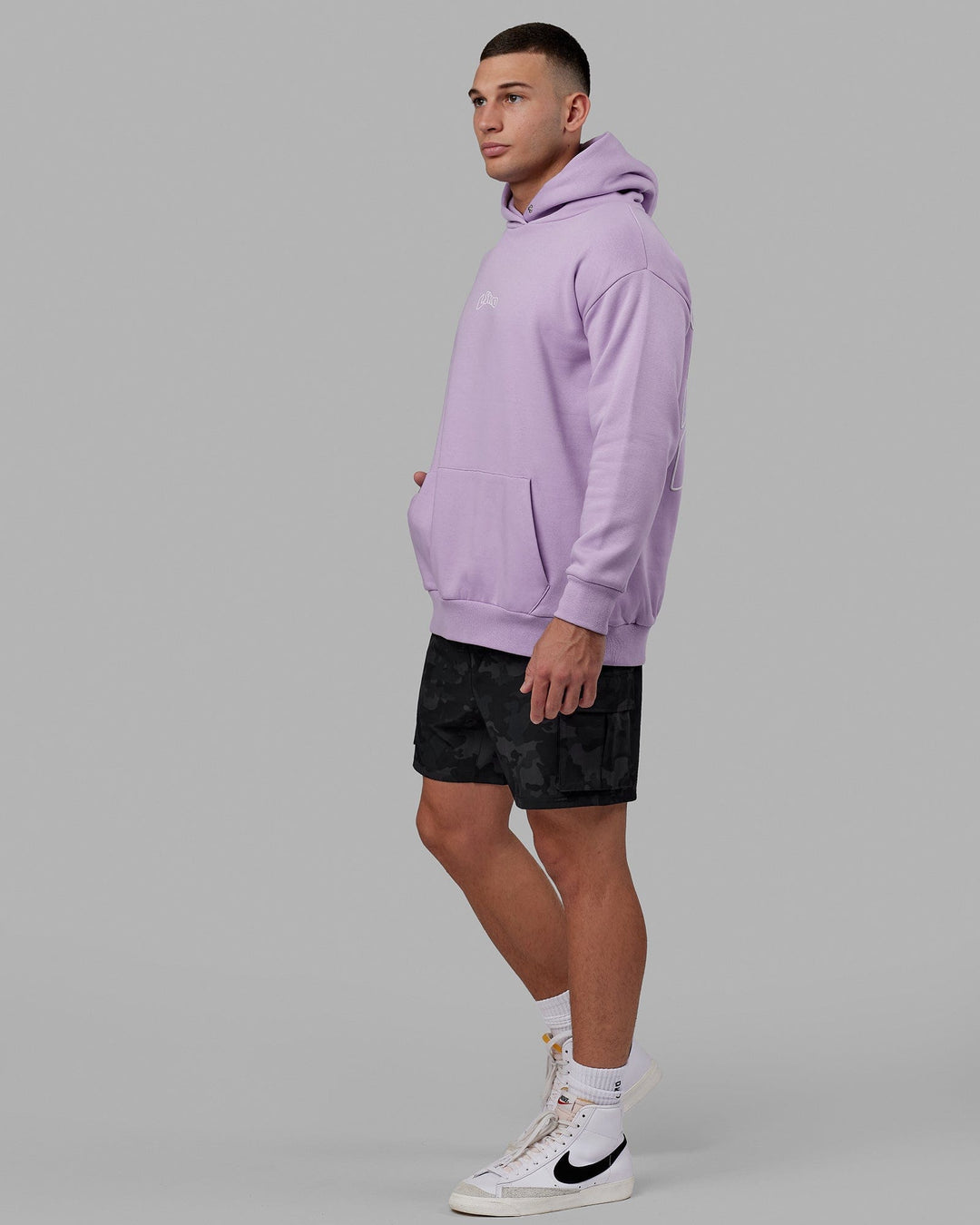 Man wearing Mad Happy Hoodie Oversize - Pale Lilac
