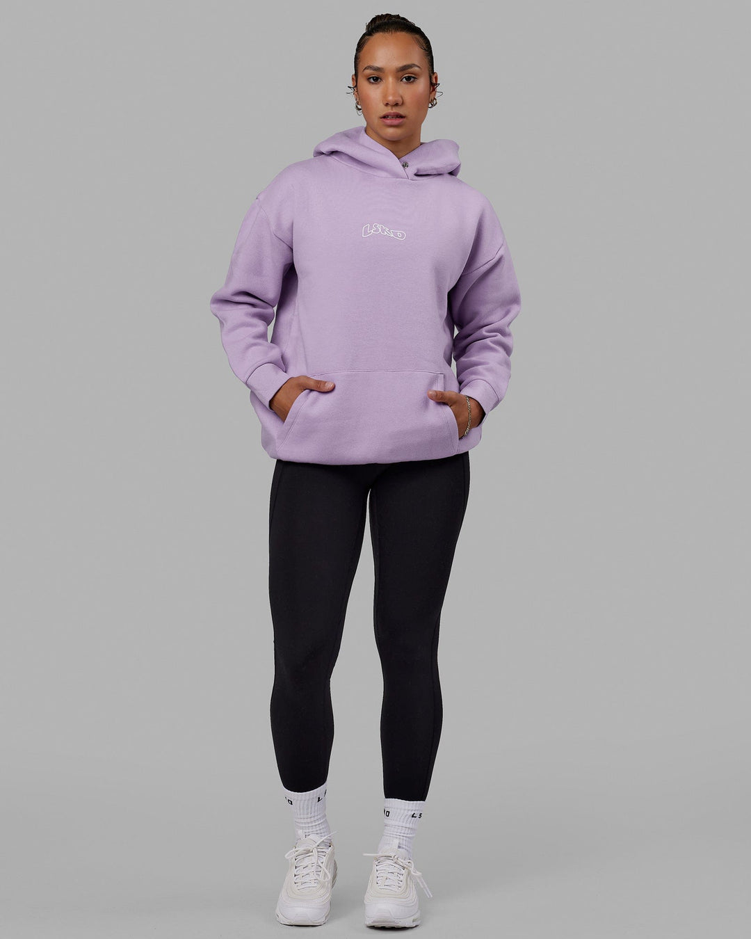 Woman wearing Mad Happy Hoodie Oversize - Pale Lilac