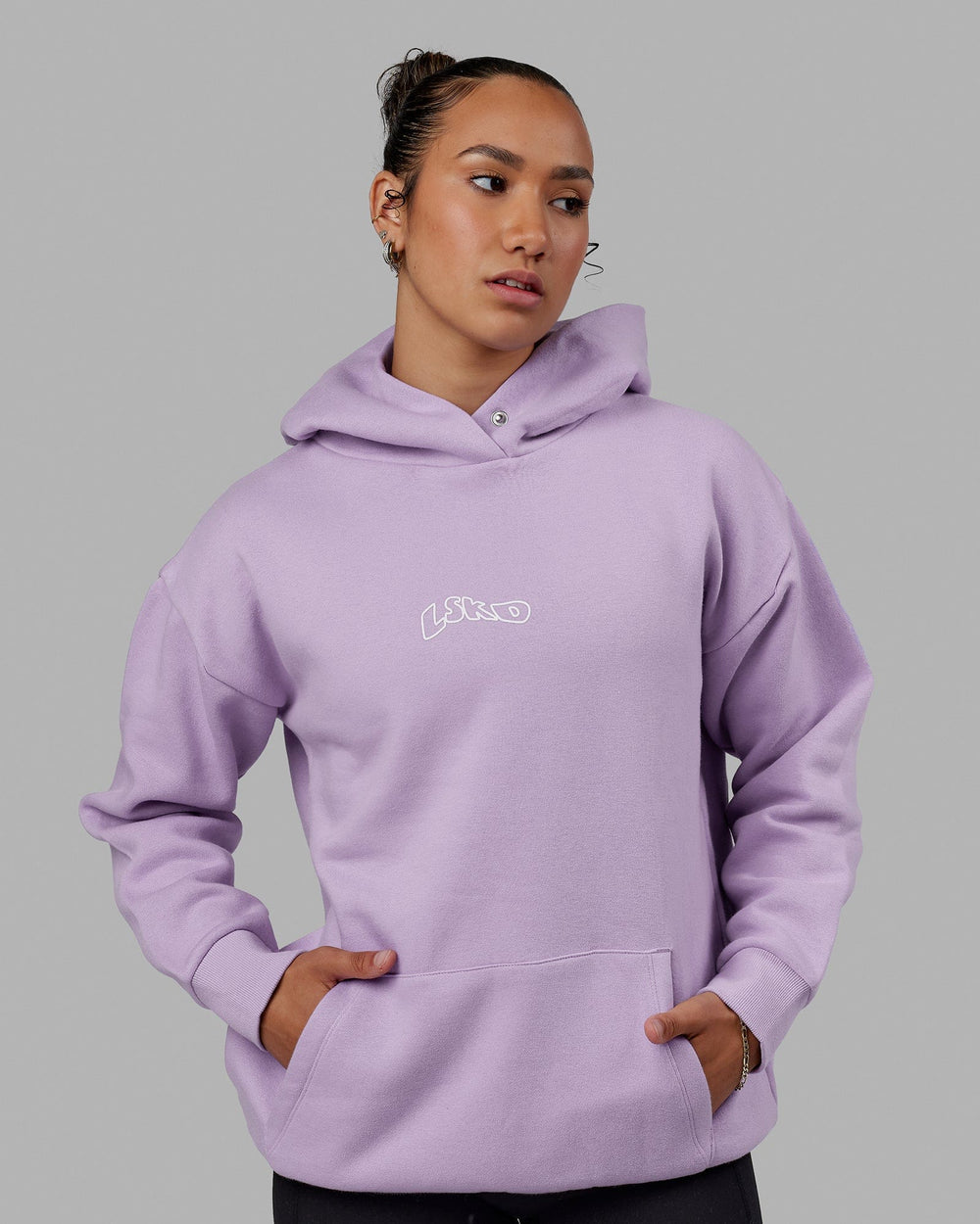Woman wearing Mad Happy Hoodie Oversize - Pale Lilac