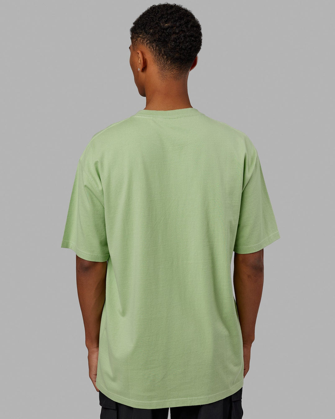 Man wearing Unisex Aligned Heavyweight Tee Oversize - Green Fig