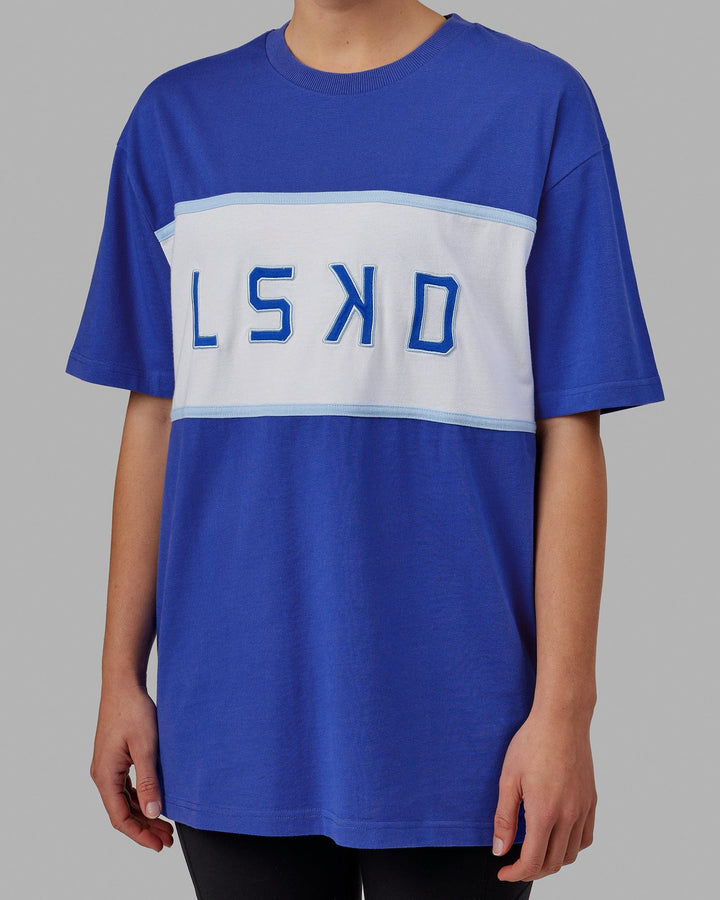Woman wearing Unisex Aligned Heavyweight Tee Oversize - Power Cobalt