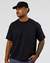Man wearing All Day Cap in Black
