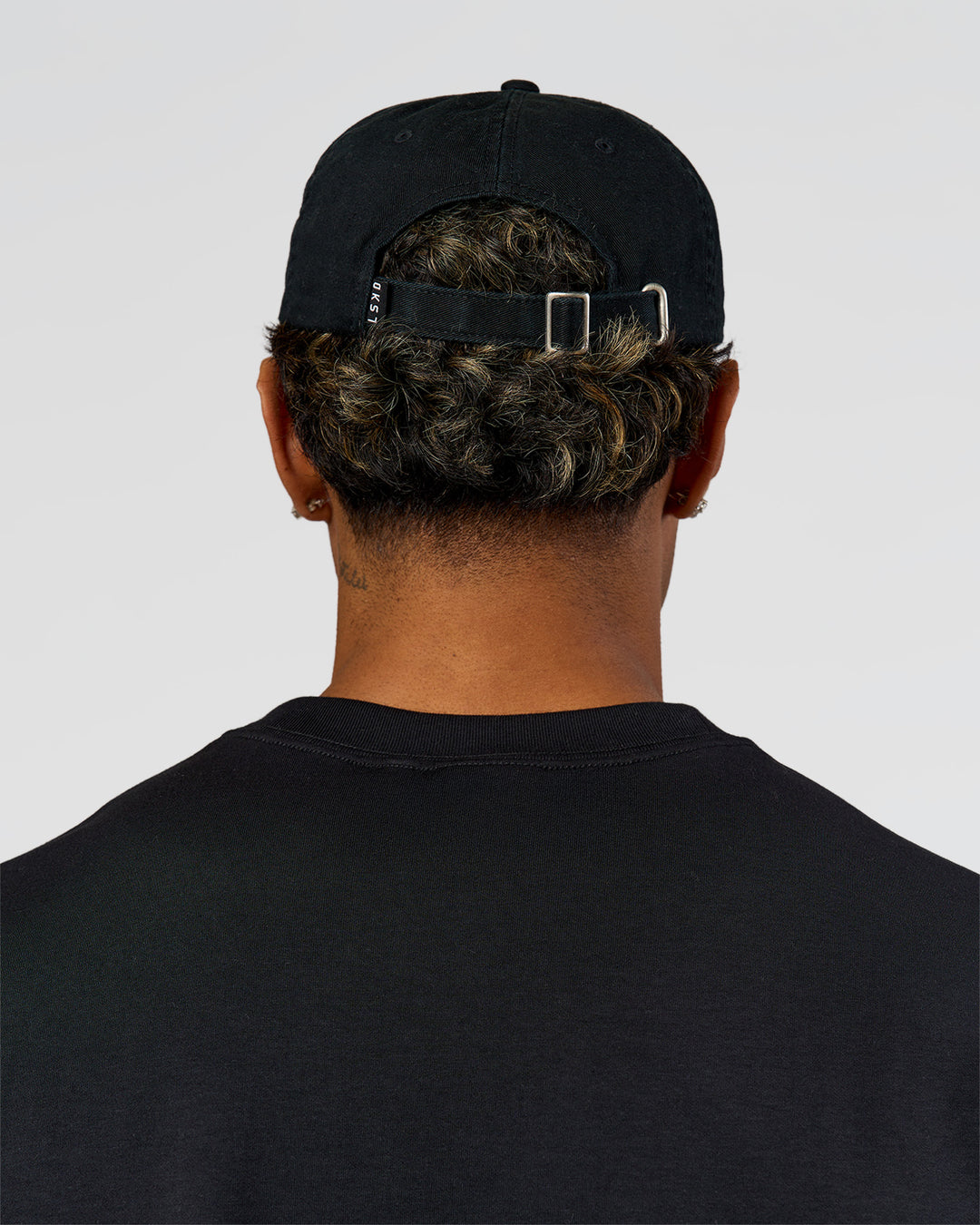 Man wearing All Day Cap in Black
