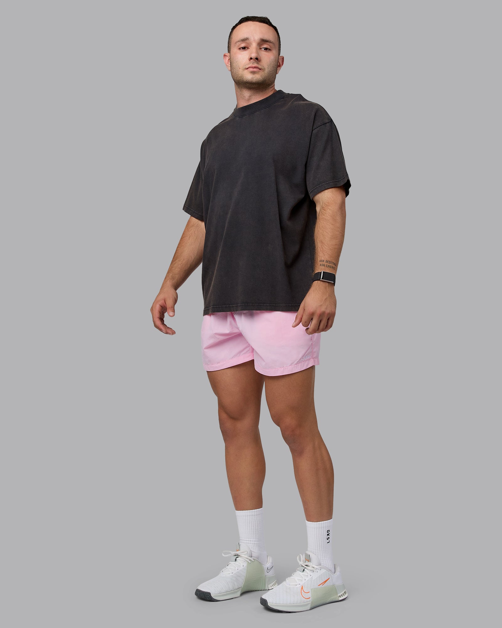 Man wearing Classic 5" Shorts - Pale Pink