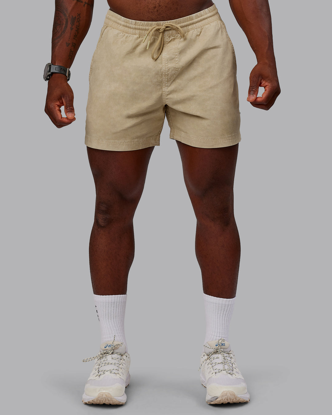 Man wearing Washed Daily 5&quot; Shorts - Pale Khaki