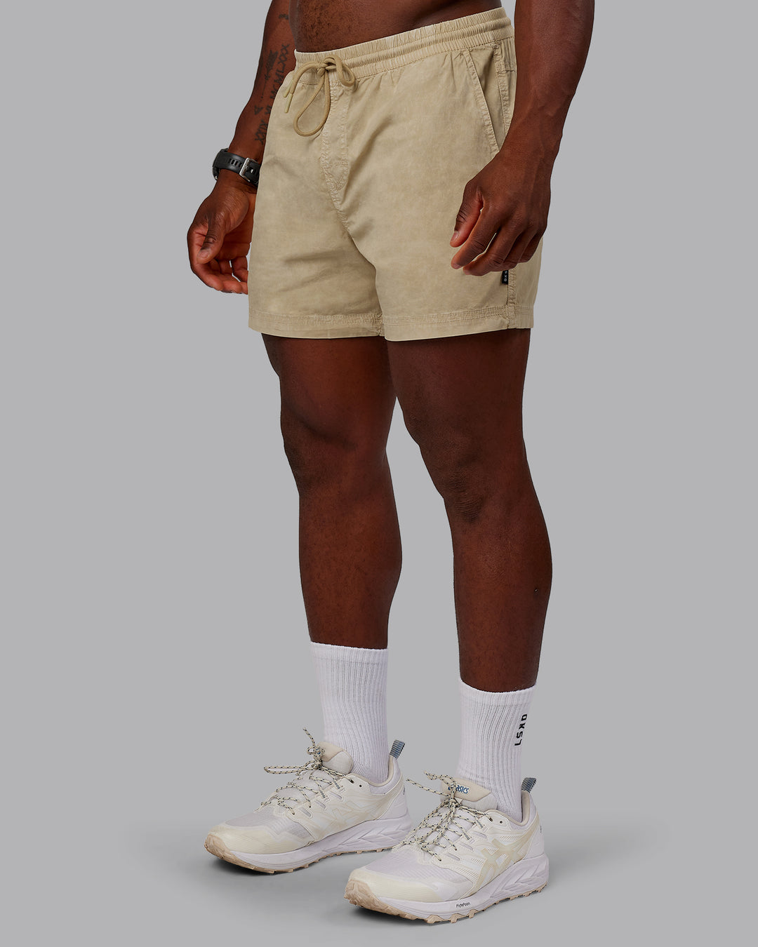 Man wearing Washed Daily 5&quot; Shorts - Pale Khaki
