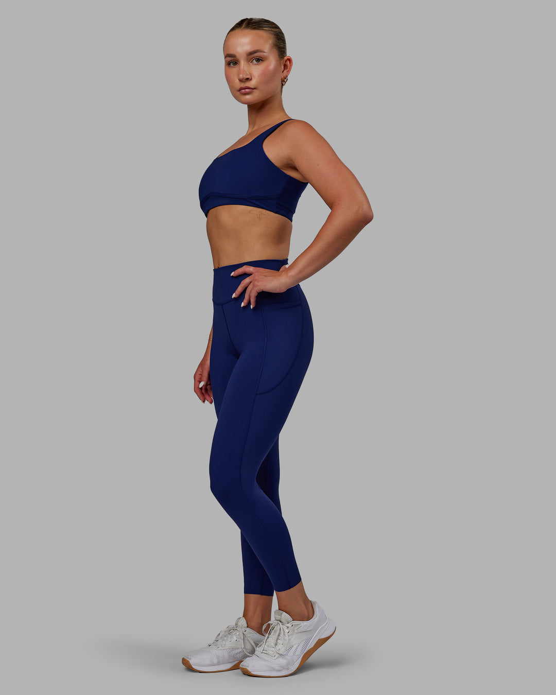 Woman wearing Elite High-Rise 7/8 Legging Pockets - Midnight Blue
