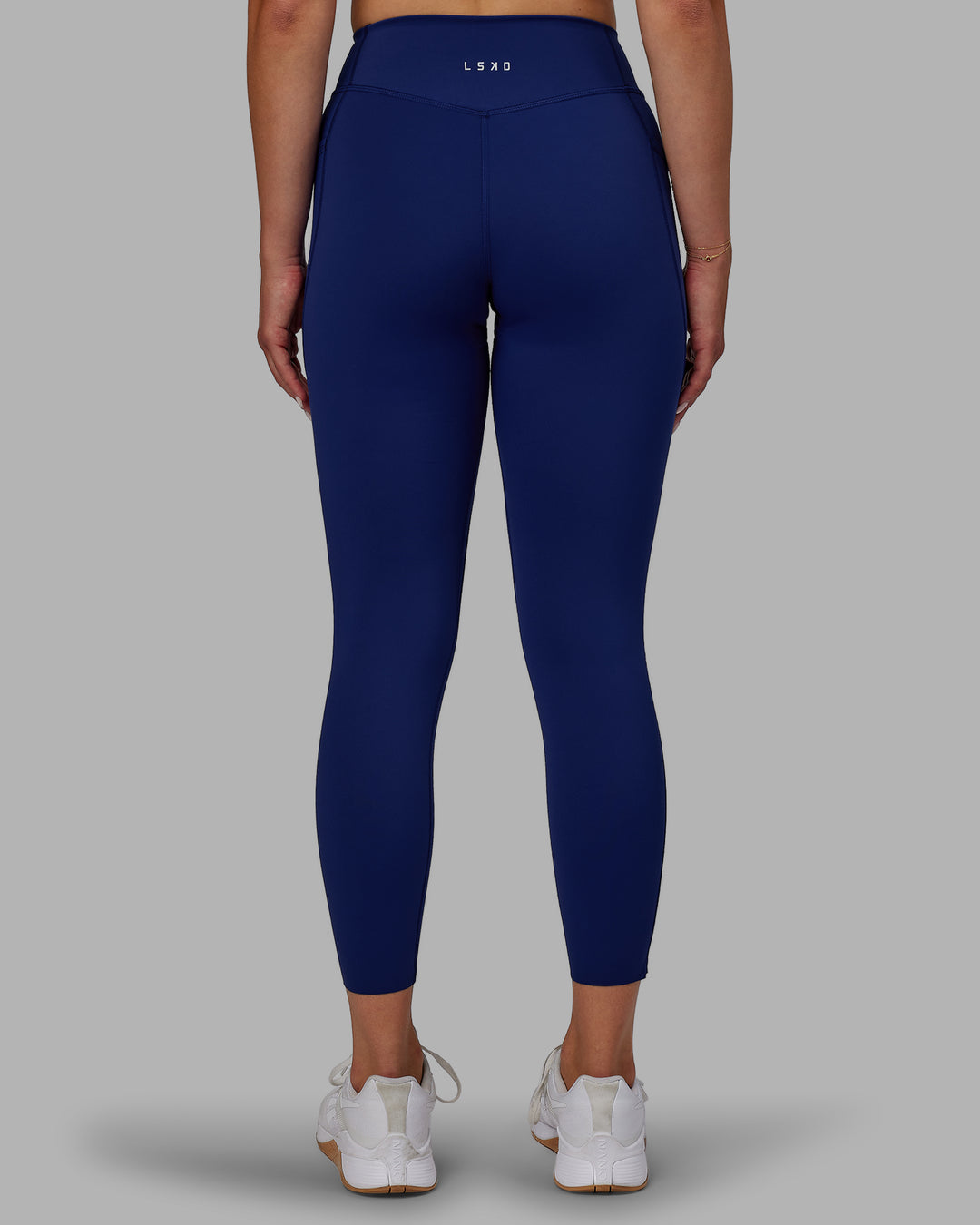 Woman wearing Elite High-Rise 7/8 Legging Pockets - Midnight Blue