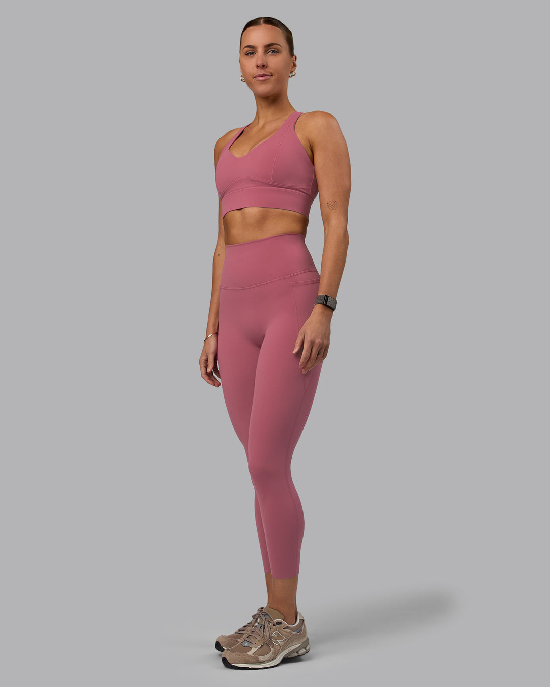 Woman wearing Elixir Ultra High-Rise 7/8 Legging Pockets - Mauve Haze | Model:Shae | Size:S