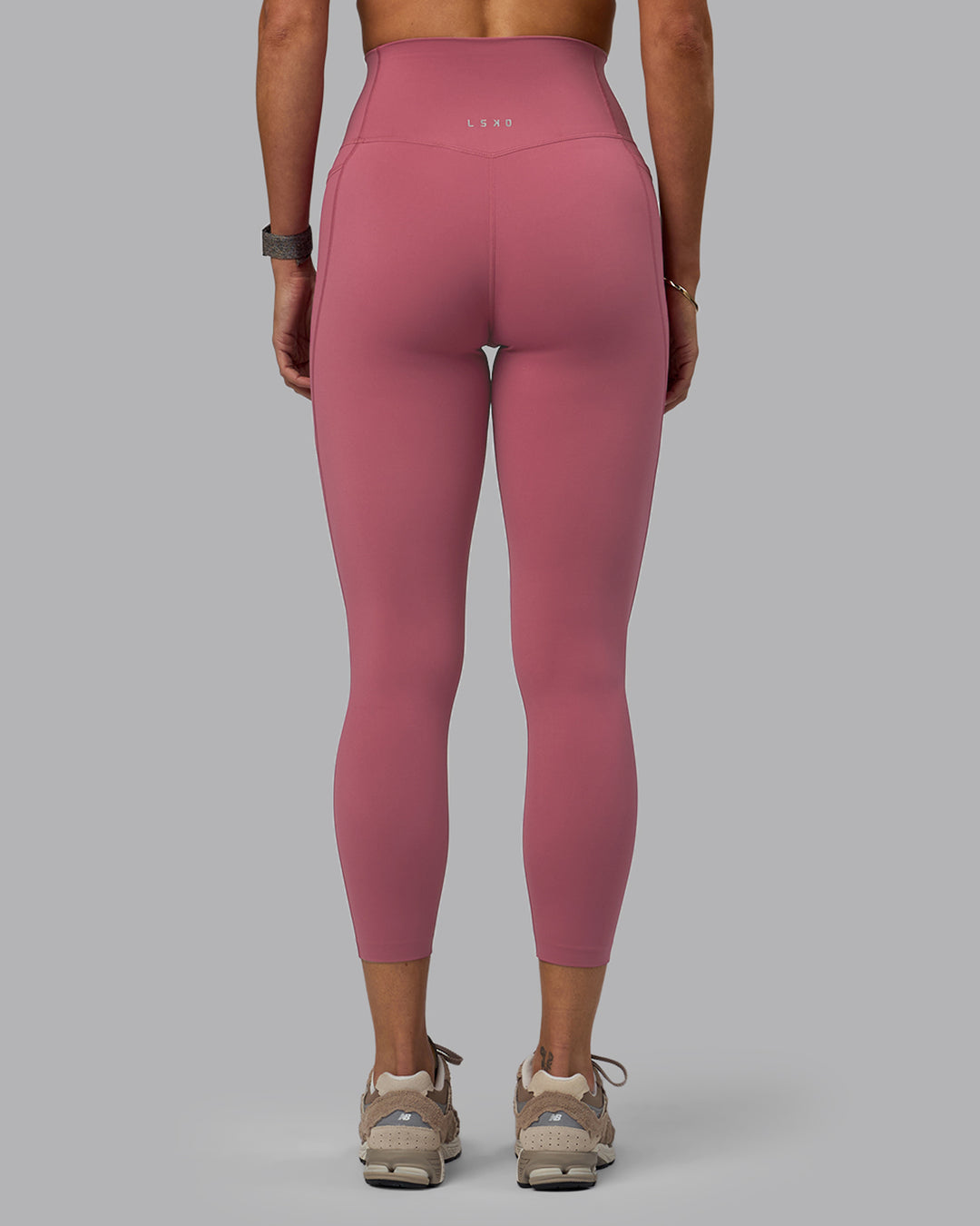 Woman wearing Elixir Ultra High-Rise 7/8 Legging Pockets - Mauve Haze | Model:Shae | Size:S