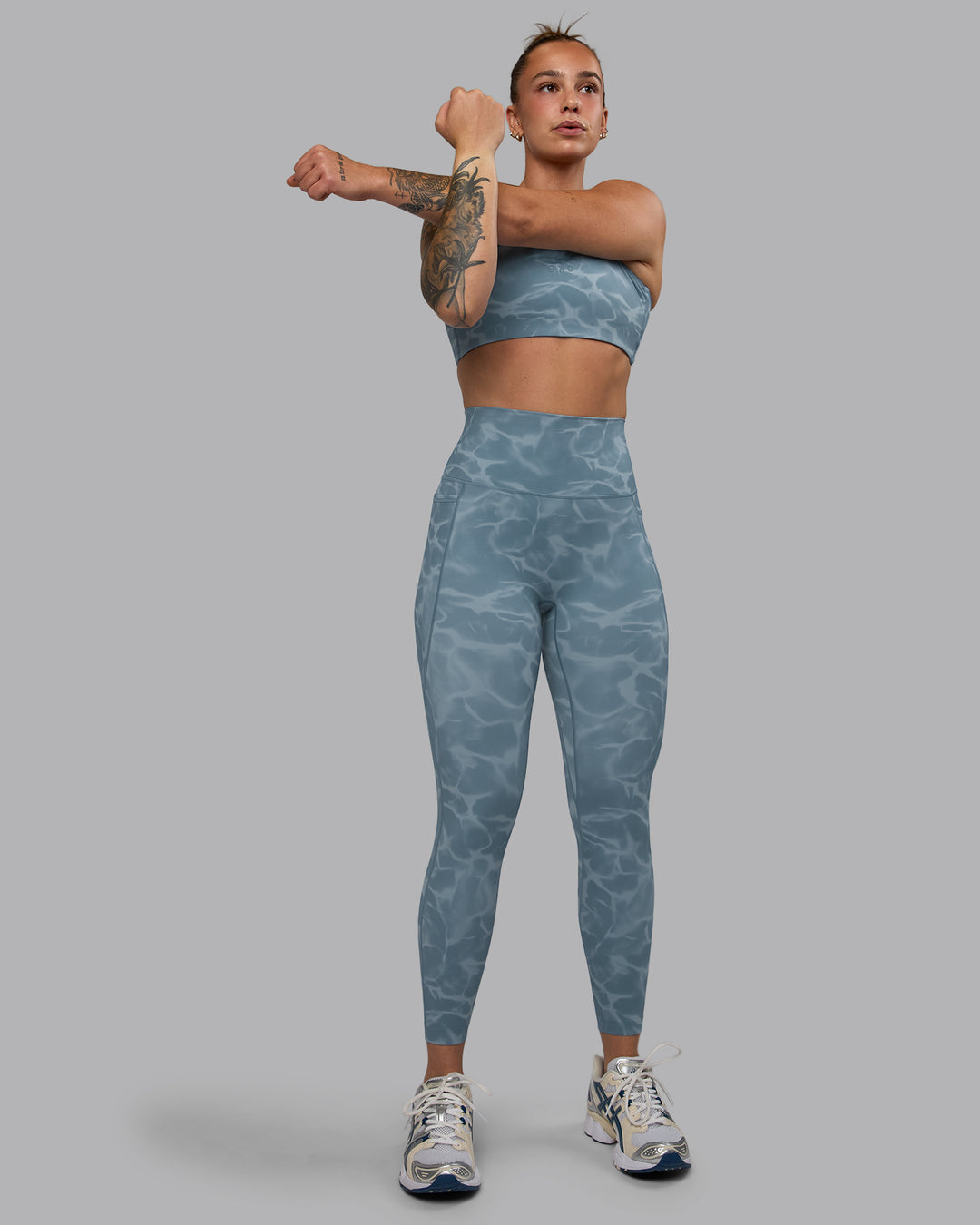 Woman wearing Elixir Ultra High-Rise 7/8 Legging Pockets - Tranquil-Elemental Blue | Model:Robyn | Size:S
