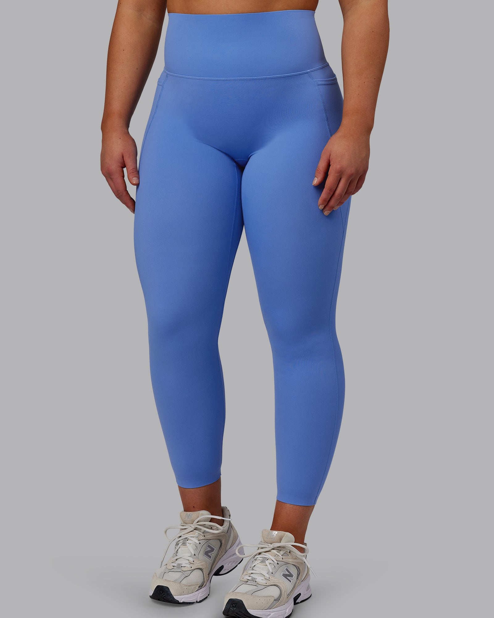 Woman wearing Elixir Ultra High-Rise 7/8 Legging Pockets - Ultramarine | Model:Bronty | Size:M