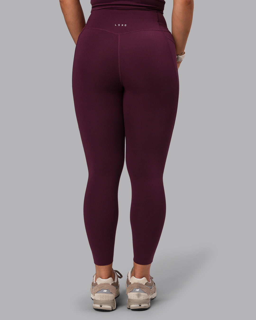 Woman wearing Elixir Ultra High-Rise 7/8 Legging Pockets - Cherry Lacquer | Model:Lyss | Size:S