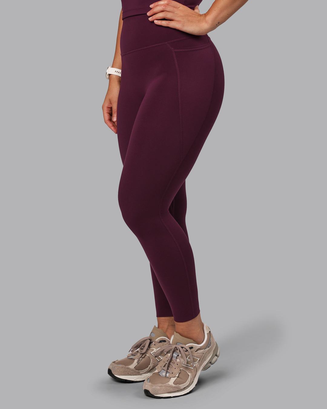 Woman wearing Elixir Ultra High-Rise 7/8 Legging Pockets - Cherry Lacquer | Model:Lyss | Size:S