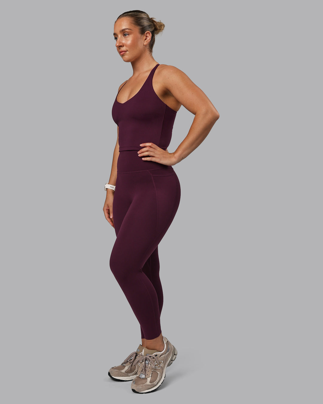Woman wearing Elixir Ultra High-Rise 7/8 Legging Pockets - Cherry Lacquer | Model:Lyss | Size:S