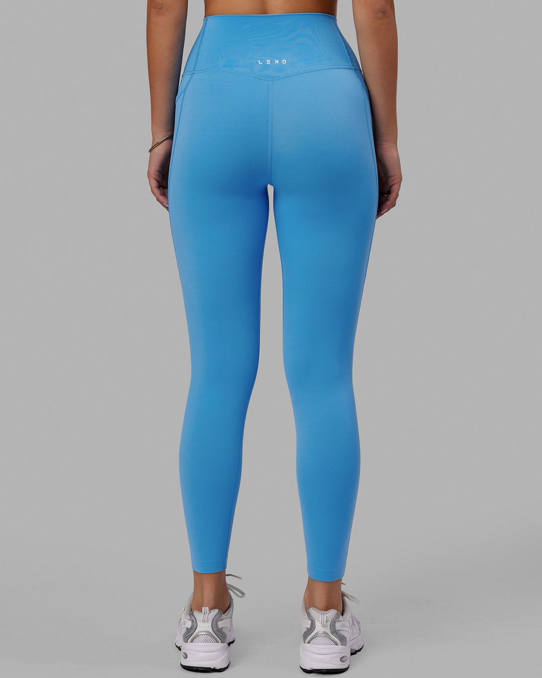 Woman wearing Elixir 7/8 Tights With Pockets - Azure Blue