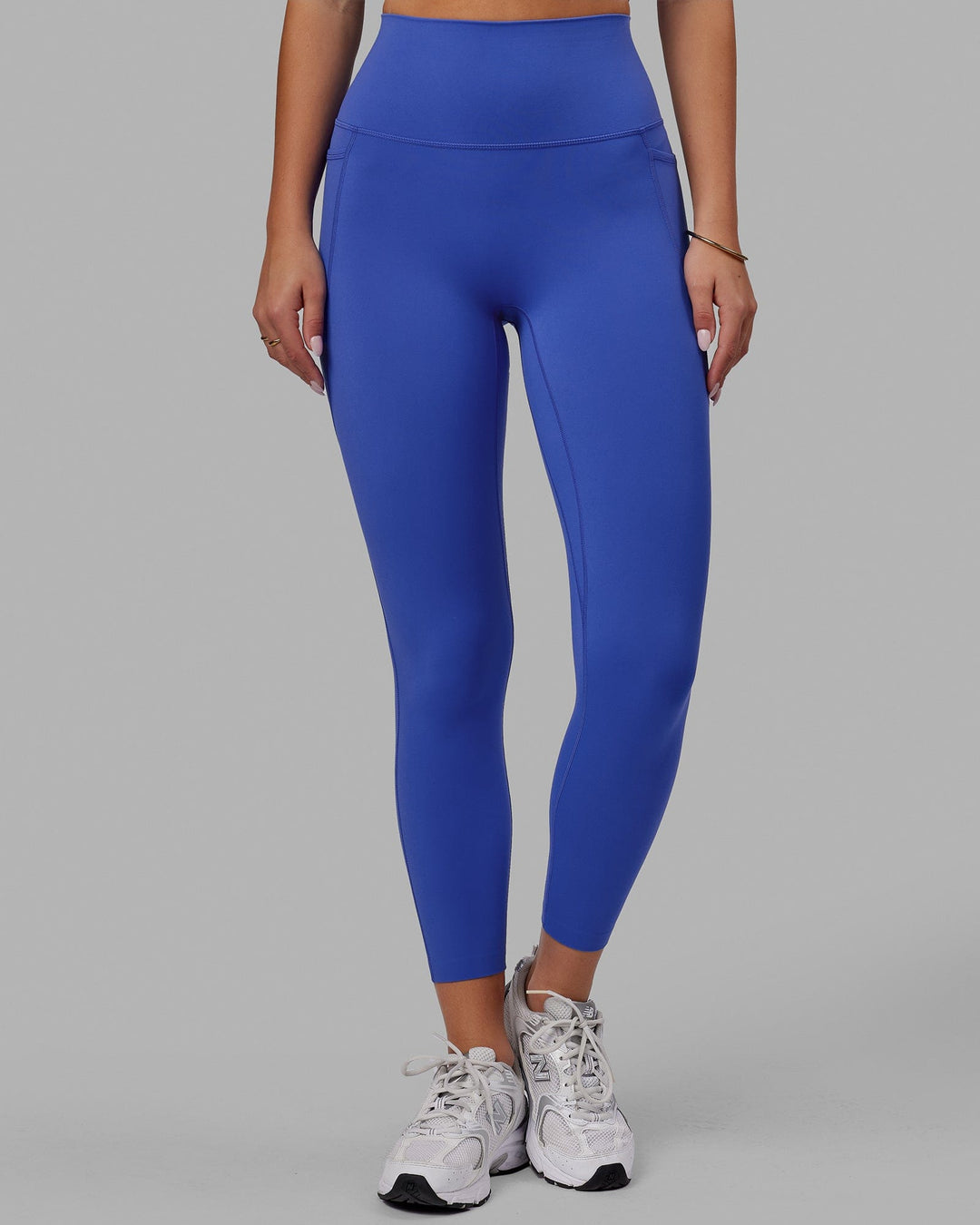 Woman wearing Elixir 7/8 Tights With Pockets - Power Cobalt