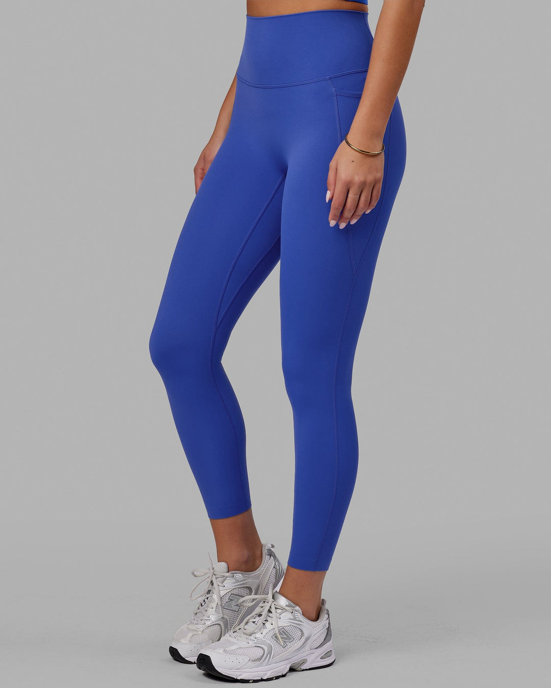 Woman wearing Elixir 7/8 Tights With Pockets - Power Cobalt
