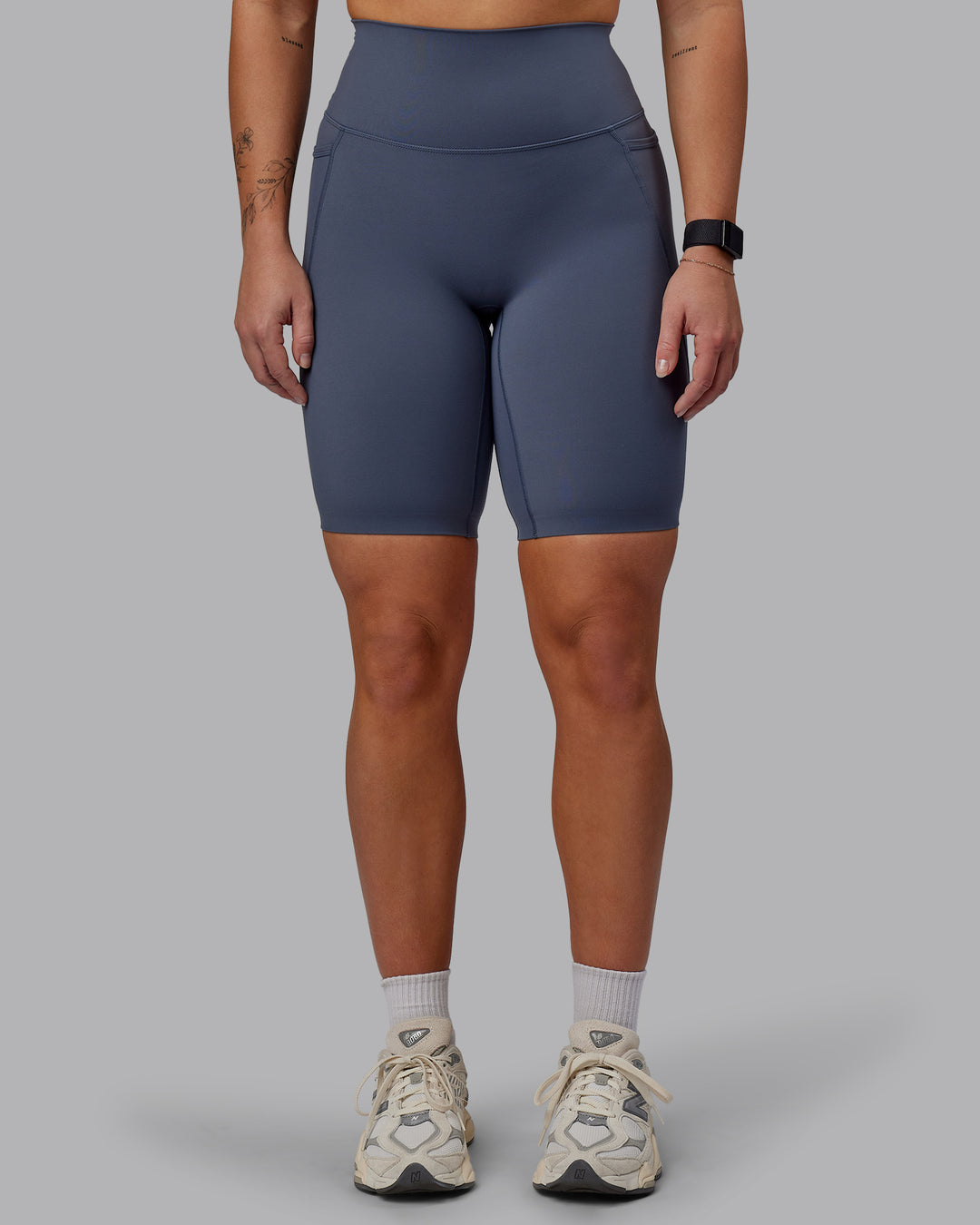 Woman wearing Elixir Ultra High-Rise 9&quot; Short Pockets - Turbulence | Model:Suz | Size:S