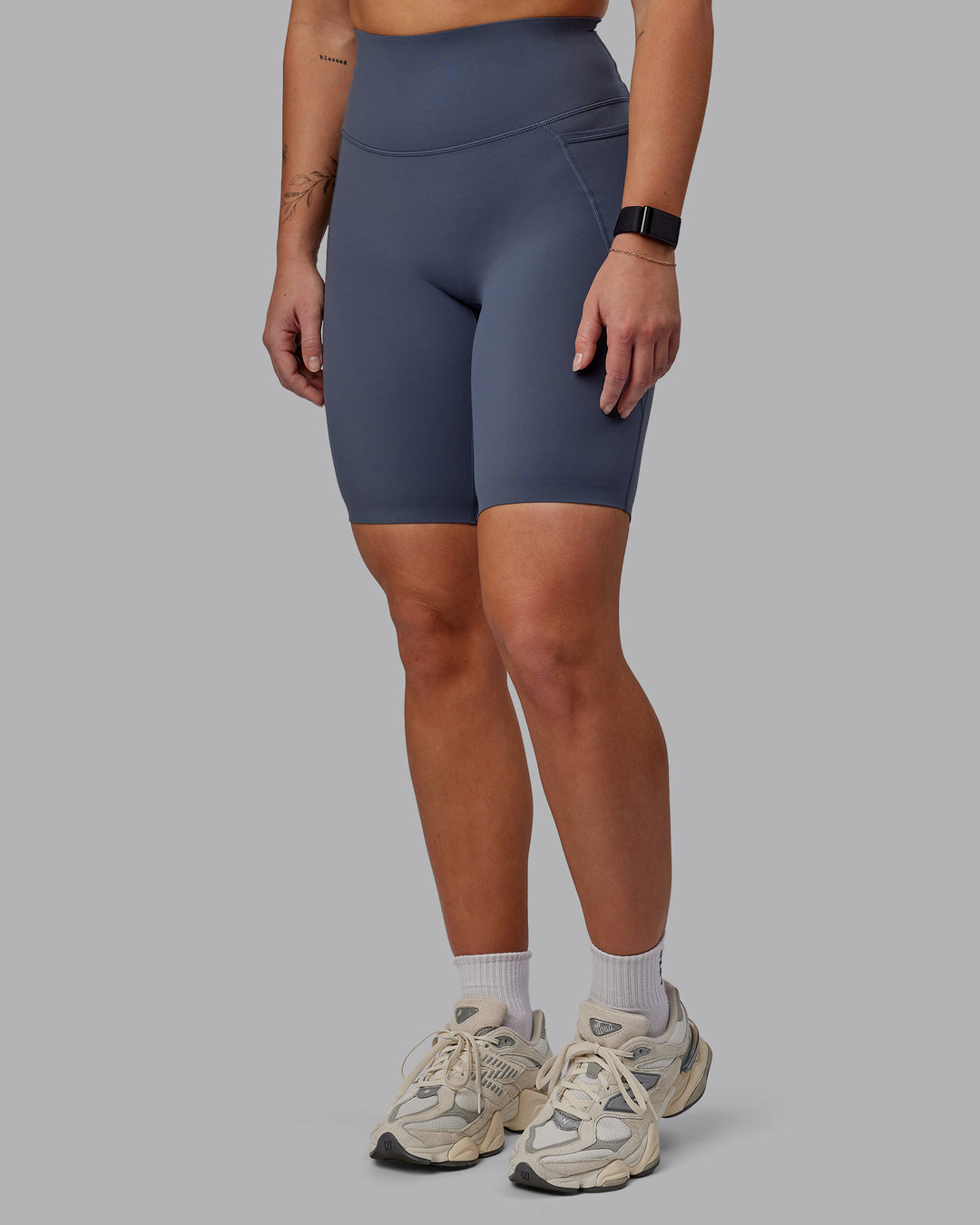 Woman wearing Elixir Ultra High-Rise 9&quot; Short Pockets - Turbulence | Model:Suz | Size:S