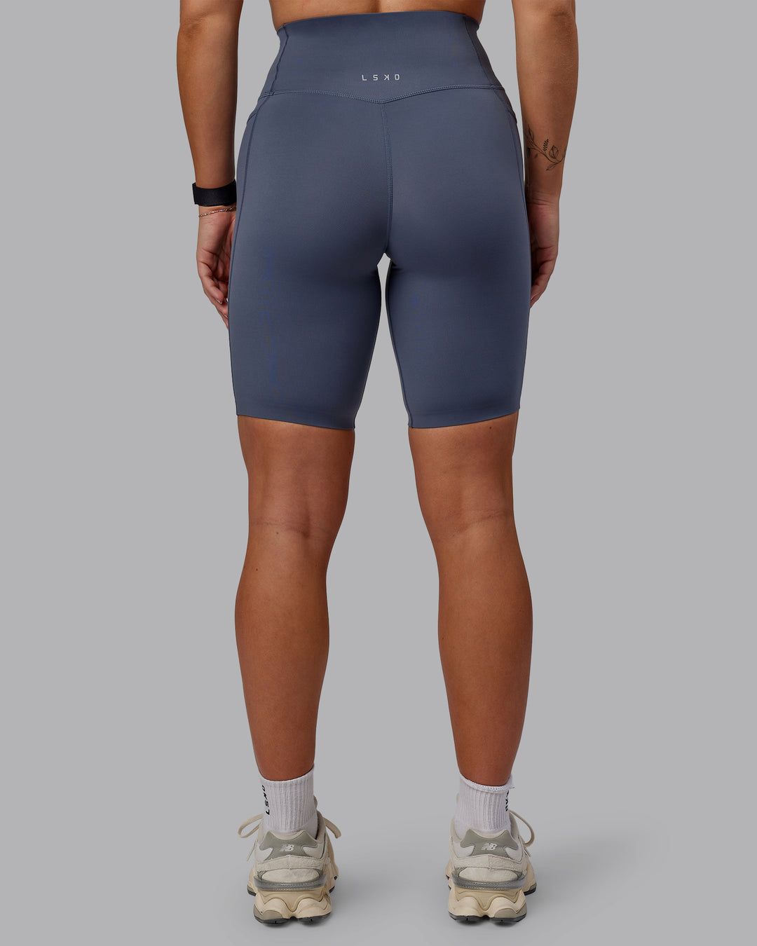 Woman wearing Elixir Ultra High-Rise 9&quot; Short Pockets - Turbulence | Model:Suz | Size:S