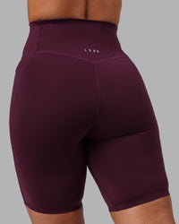 Woman wearing Elixir Ultra High-Rise 9" Short Pockets - Cherry Lacquer | Model:Lyss | Size:S