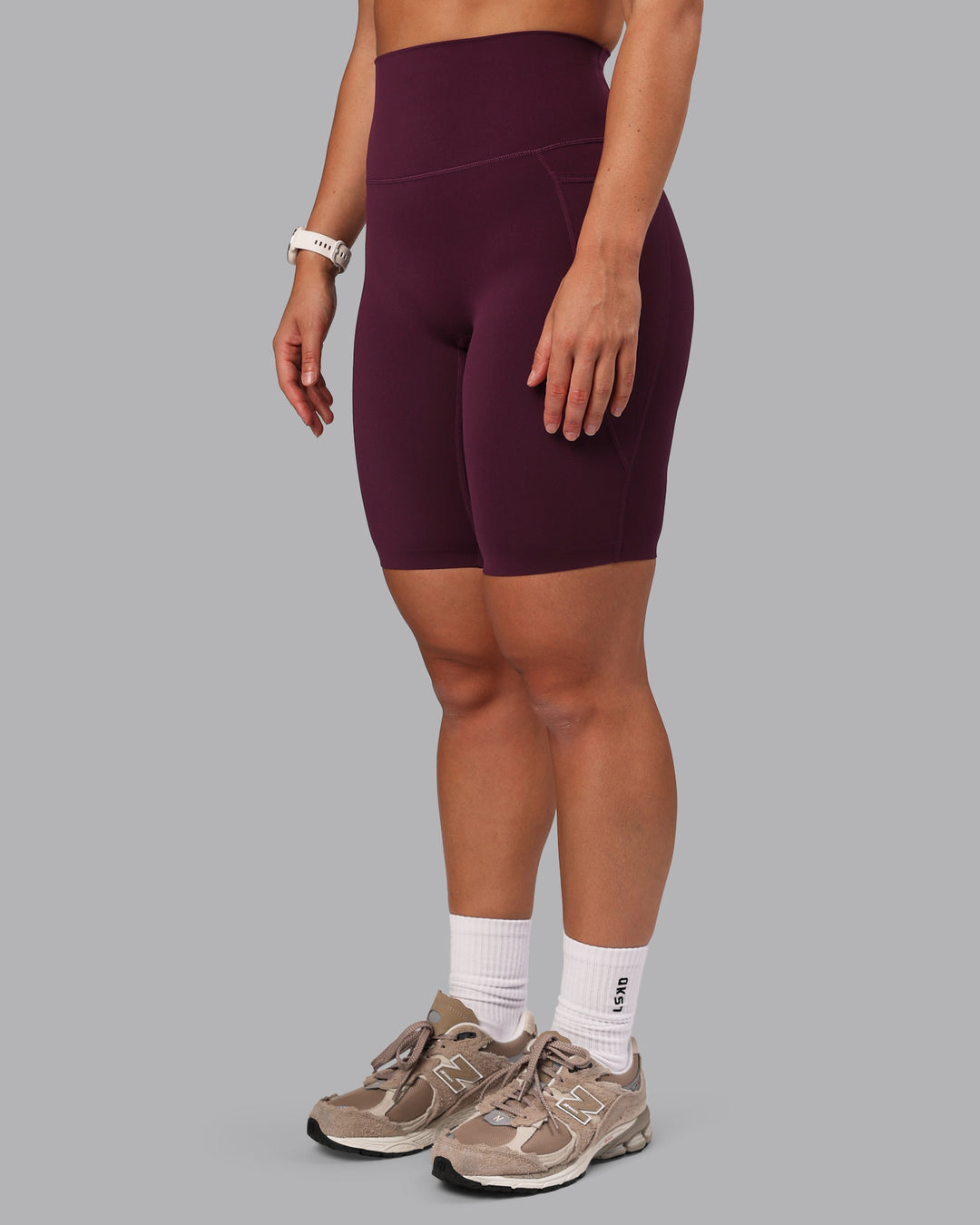 Woman wearing Elixir Ultra High-Rise 9&quot; Short Pockets - Cherry Lacquer | Model:Lyss | Size:S
